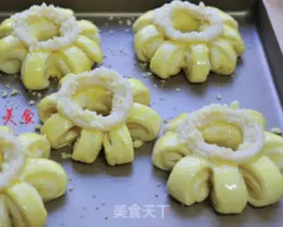 Make People love melon cheese buns step 8