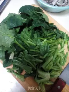 Make Spinach with golden needle mushrooms step 0
