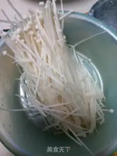 Make Spinach with golden needle mushrooms step 2