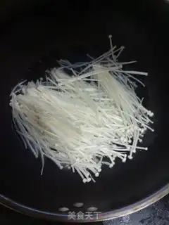 Make Spinach with golden needle mushrooms step 3