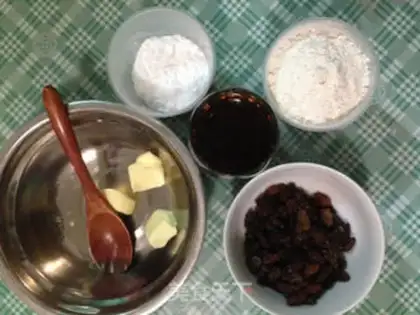 Make A raisin with a pound cake step 0