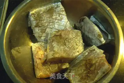 Make Dry black pepper with fish step 1