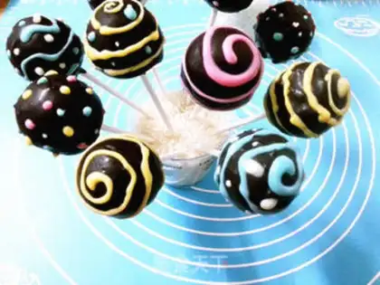 Make Sphere lollipop cake step 29