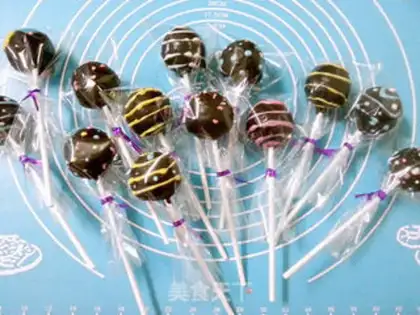 Make Sphere lollipop cake step 30