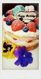 Make Strawberry blueberry naked cake step 7