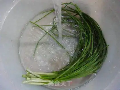 Make Wild onion fried eggs step 1