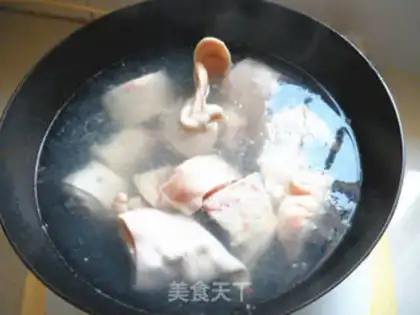 Make Roasted pig hoof and peanut stew step 2