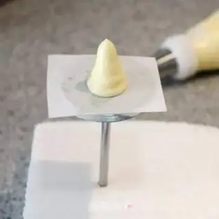 Make Like flowers with rose cakes step 9