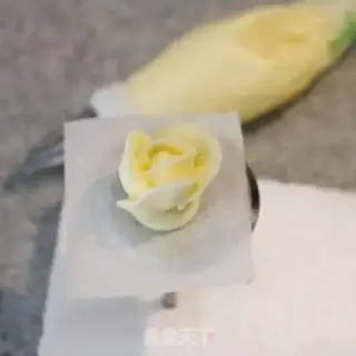 Make Like flowers with rose cakes step 10