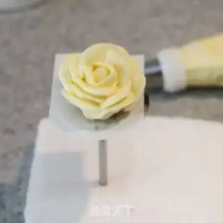 Make Like flowers with rose cakes step 11