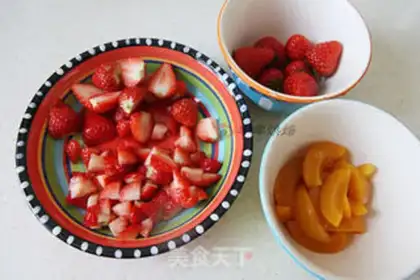 Make Peach strawberry naked cake step 12