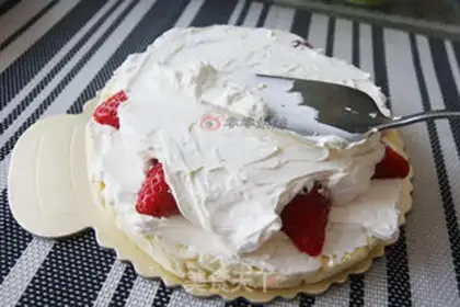 Make Peach strawberry naked cake step 15