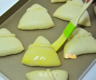 Make Strawberry cheese triangle step 5