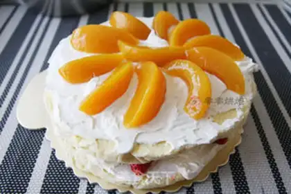 Make Peach strawberry naked cake step 16