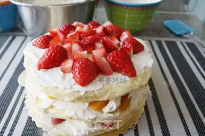 Make Peach strawberry naked cake step 17