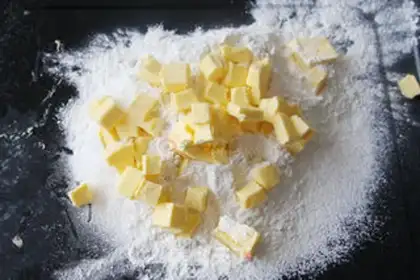 Make Caramel banana pie step 0