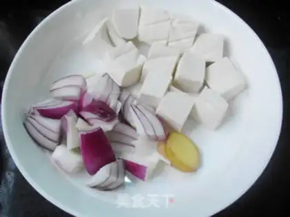 Make Onion shrimp tofu soup step 2