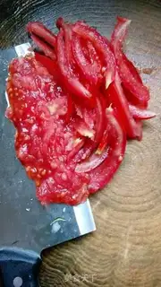 Make Tomatoes with egg skin roses step 4