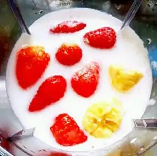 Make Banana strawberry milkshake step 1