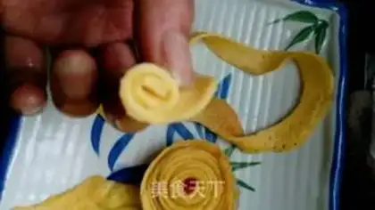 Make Tomatoes with egg skin roses step 10