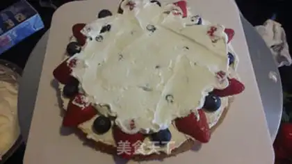 Make Double-berries naked cake step 6