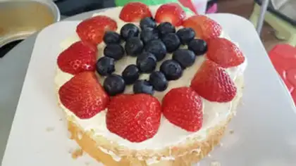 Make Double-berries naked cake step 7