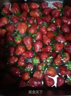 Make Homemade strawberry sauce step 0