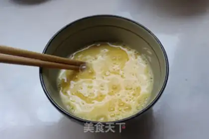 Make Squeeze eggs and fried rice step 1