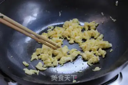 Make Squeeze eggs and fried rice step 2