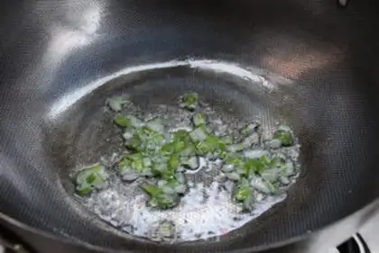 Make Squeeze eggs and fried rice step 4