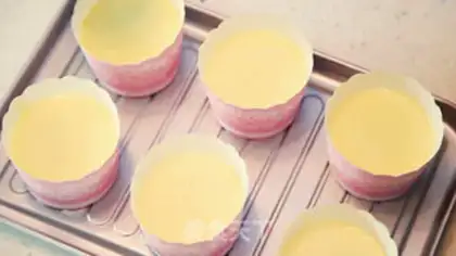 Make Big white cupcakes step 1