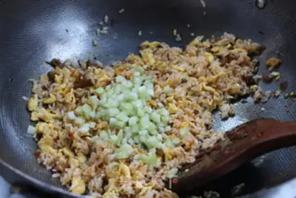 Make Squeeze eggs and fried rice step 9