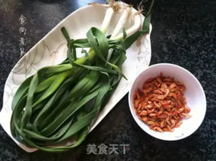 Make Garlic sprouts and wild shrimp step 1