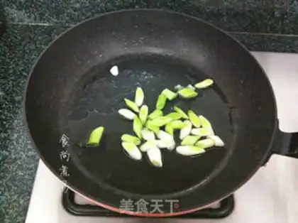 Make Garlic sprouts and wild shrimp step 3