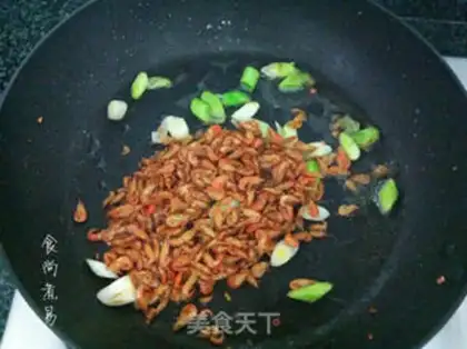 Make Garlic sprouts and wild shrimp step 4