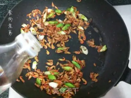 Make Garlic sprouts and wild shrimp step 5