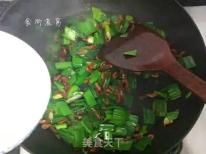 Make Garlic sprouts and wild shrimp step 8