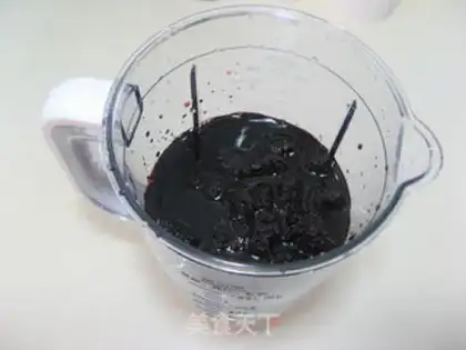 Make Strawberry saloon sauce step 1