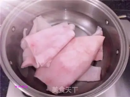 Make Onion fried hog skin step 1