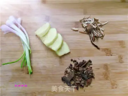 Make Onion fried hog skin step 2