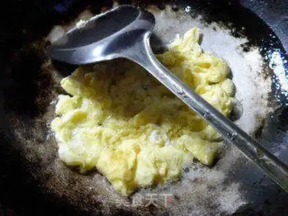 Make Creamed eggs fried urn noodles step 4