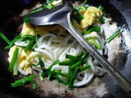 Make Creamed eggs fried urn noodles step 5
