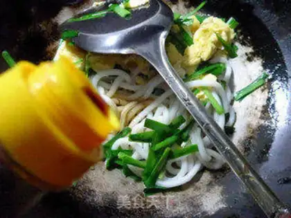Make Creamed eggs fried urn noodles step 6