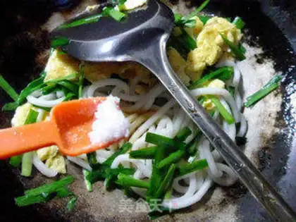 Make Creamed eggs fried urn noodles step 7