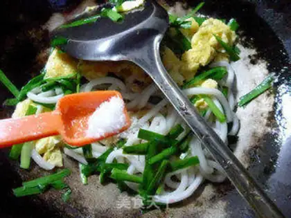 Make Creamed eggs fried urn noodles step 8