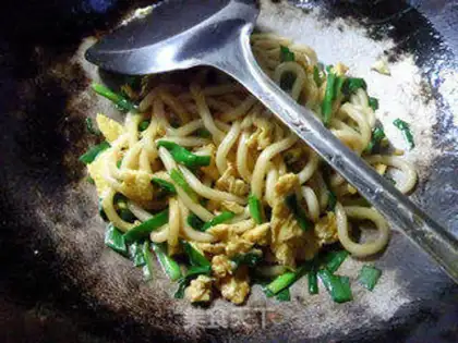 Make Creamed eggs fried urn noodles step 9