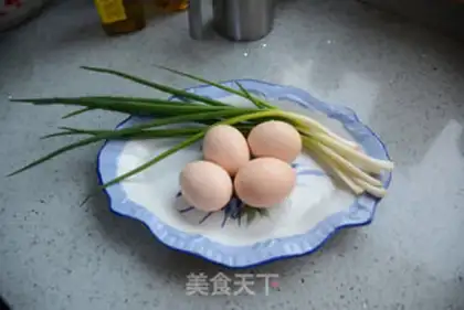 Make An egg with an onion step 0