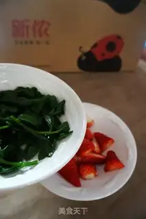 Make Strawberry in a heartline salad step 4