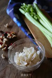 Make Celery lilies for cashew nuts step 0