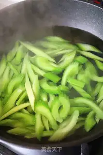 Make Celery lilies for cashew nuts step 1